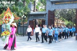 Đoàn công tác Thành phố Hồ Chí Minh dâng hoa tại Khu Di tích Kim Liên
