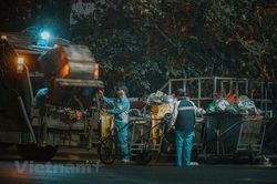 Những người trắng đêm mưu sinh trong cái nóng Hà Nội