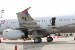 Hàn Quốc: Người đàn ông mở cửa thoát hiểm máy bay đối mặt mức án 10 năm tù