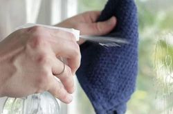 Lau cửa kính theo cách này, chỉ 5 phút là sáng bóng như gương