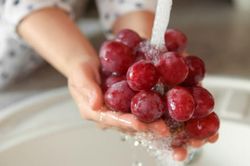 Rửa nho đừng chỉ dùng nước lã: Thêm thứ này mới hết bụi bẩn, côn trùng, yên tâm ăn cả vỏ