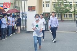 Thí sinh vui mừng hoàn thành kỳ thi vào lớp 10 Trường THPT Chuyên Lam Sơn