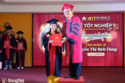 77 sinh viên Trường đại học Công nghệ Miền Đông nhận bằng tốt nghiệp