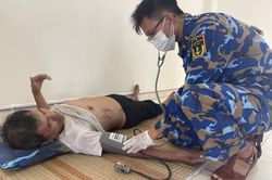 Kịp thời cấp cứu ngư dân bị nạn tại khu vực biển quần đảo Trường Sa