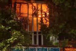 Clip: Chi nhánh ngân hàng ở Đắk Lắk bốc cháy trong đêm