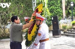 Thủ tướng dâng hương, dâng hoa tại Nghĩa trang liệt sĩ Quốc gia Vị Xuyên