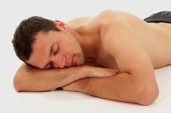 Cởi trần nằm nền nhà lạnh ngày nắng nóng, có nên không?