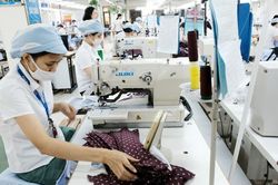 Doanh nghiệp dệt may chật vật xoay xở trong bộn bề khó khăn