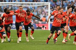 Luton Town lên Ngoại hạng Anh sau trận đấu đắt giá nhất thế giới