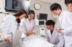 Hàn Quốc báo động thừa nhân tài trường y