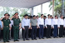 Thủ tướng Phạm Minh Chính dâng hương tưởng niệm các Anh hùng Liệt sĩ tại Nghĩa trang Liệt sĩ Vị Xuyên