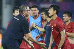 HLV Philippe Troussier 'chăm sóc' 60 cầu thủ ở tuyển Việt Nam và U23