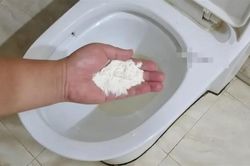 Rắc thứ bột này vào bồn cầu và để qua đêm: Cặn bẩn bong sạch, không tốn công cọ rửa