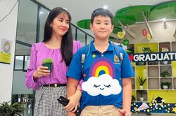 Quý tử nhà Lê Phương tốt nghiệp tiểu học, gây bất ngờ khi đã cao gần bằng mẹ