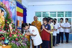 Câu lạc bộ Thiện Duyên tổ chức lễ Tắm Phật cho các em học sinh