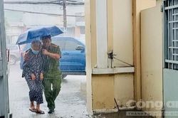 Công an Quận 8 'đi từng ngõ, gõ cửa từng nhà' hỗ trợ người dân kích hoạt VNeID