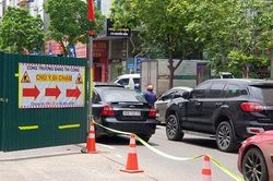 Chùm ảnh: Người dân chật vật qua đoạn đường 1,5km có tới 15 điểm quây tôn như một cực hình