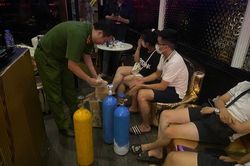 Giả dân chơi đột kích quán bar Paradis ở Hà Nội