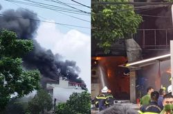 Cháy dữ dội tại cửa hàng lốp ô tô ở Hà Nội