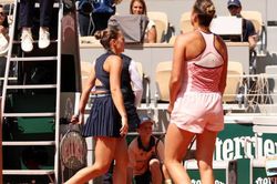 Tay vợt Ucraina bị CĐV la ó vì từ chối bắt tay đối thủ ở Roland Garros
