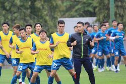 HLV Troussier 'vừa xay lúa, vừa ẵm em' dịp FIFA Days