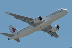 Máy bay chở khách C919 do Trung Quốc chế tạo chính thức cất cánh