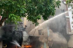 Cháy lớn tại cửa hàng sửa chữa lốp ô tô, khói đen bốc cao hàng chục mét