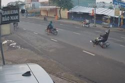 Người đàn ông sang đường 'ngáo ngơ' bị xe máy chạy tốc độ cao đâm ngã