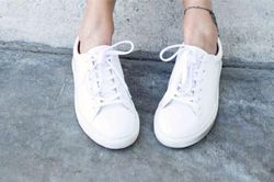 5 cách làm sạch giày trắng hiệu quả