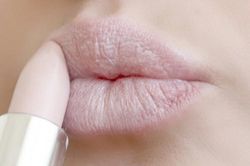 Những tác hại khôn lường khi dùng sai loại son môi