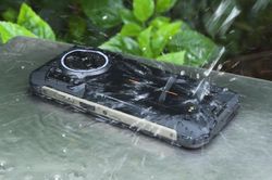 Smartphone chống nước, pin 9.600 mAh, sạc 33W, giá 'hạt dẻ'