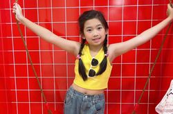 Con gái Mai Phương thích thú trong chuyến trải nghiệm hè, ngày càng thể bộc lộ rõ 1 nét tính cách