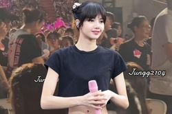 Gia đình Lisa đến xem con gái diễn tại concert BLACKPINK, ghi điểm với hành động tinh tế