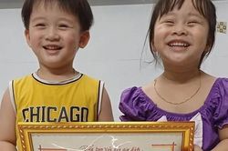 Hai bé song sinh hạnh phúc được ông ngoại tặng tấm giấy khen 'vô giá'
