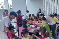 Đoàn trường Đại học Tôn Đức Thắng: Tổ chức hoạt động vui chơi, tặng quà cho gần 100 thiếu nhi