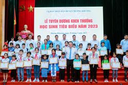 Mường Khương tuyên dương, khen thưởng hơn 200 học sinh tiêu biểu