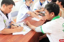 Khám, cấp phát thuốc miễn phí cho nhân dân xã Nậm Ty