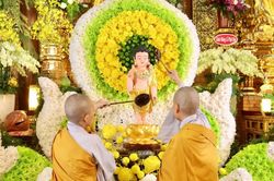 Chùa Thiên Quang thắp hoa đăng kính mừng Đại lễ Phật đản Phật lịch 2567