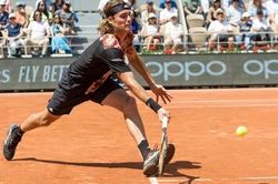 Tsisipas khởi đầu khó khăn ở Roland Garros 2023