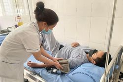 Người đàn ông sốc phản vệ sau khi ăn ve sầu
