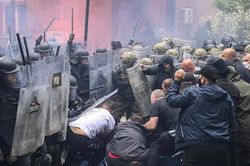Hàng chục binh sĩ gìn giữ hòa bình NATO bị thương ở Kosovo