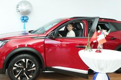 Nguyễn Thị Oanh rạng rỡ trong ngày chính thức nhận xe Peugeot 2008 hơn 900 triệu