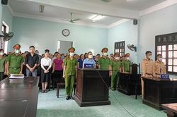 Người phụ nữ lăng mạ, đòi 'hôn CSGT' lĩnh án 20 tháng tù giam