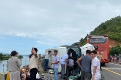 Xe rước dâu va chạm với ô tô khách trên cao tốc, 1 người chết, 4 người bị thương