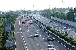 Xe tải nổ lốp, mất lái rồi lật lộn nhiều vòng trên cao tốc