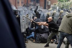 Căng thẳng Kosovo: Serbia báo động quân đội; 25 binh sĩ NATO bị thương trong đụng độ