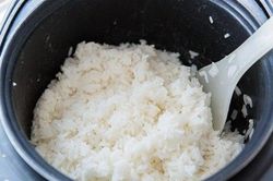 Mùa nóng nấu cơm nhớ bỏ thêm thứ này, hạt cơm dẻo thơm, để lâu không lo thiu hỏng