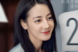 Địch Lệ Nhiệt Ba gây tranh cãi vì nét diễn đơ như tượng trong Công Tố Tinh Anh