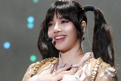 Định nhảy sexy nhưng chợt nhớ phụ huynh đang ngồi xem: Lisa phản ứng ra sao mà hút hàng triệu lượt xem?