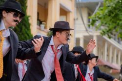 Thầy cô giáo Hải Phòng khiến cả sân trường 'bùng nổ' với tiết mục văn nghệ cực dễ thương ở ngày tổng kết